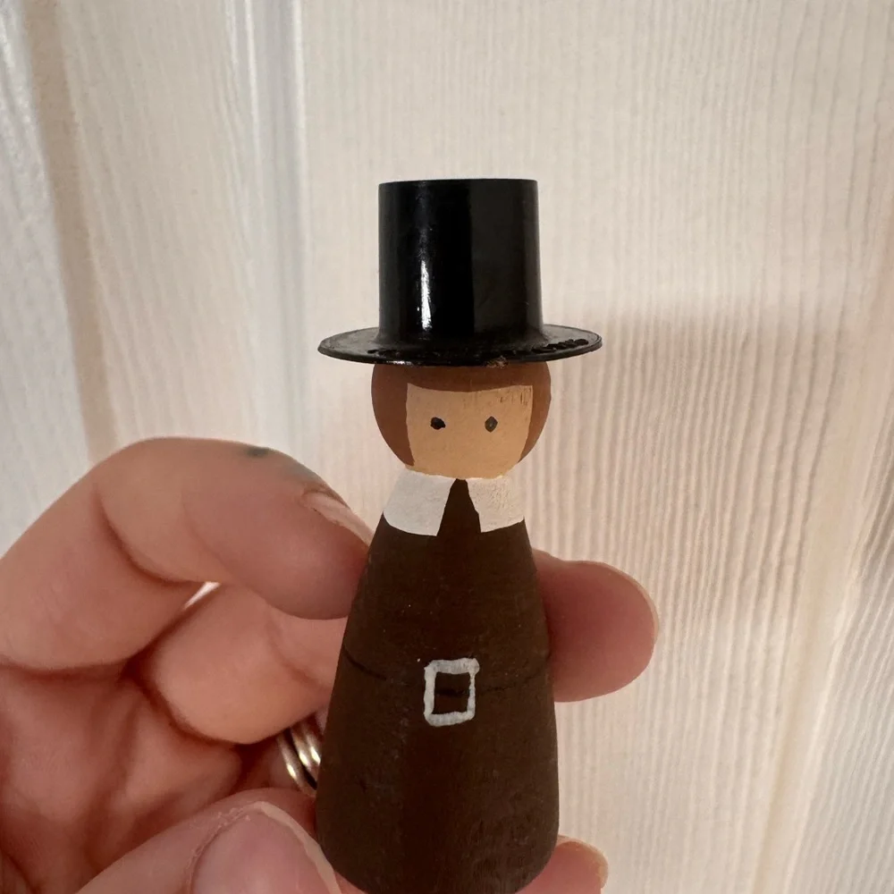 Vintage Hong Kong Wooden Peg Doll Pilgrim Man & Woman Thanksgiving Folk Art Pair